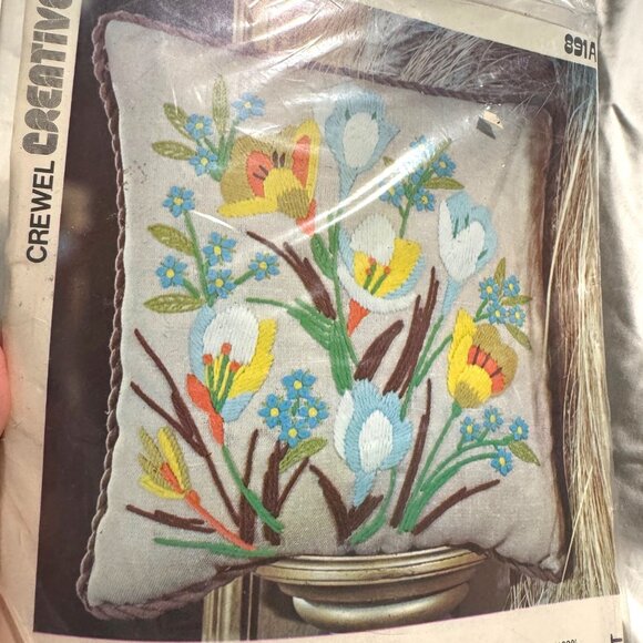Vintage Creative Stitchery Pillow Kit Cheerie Crocus 891A Hong Kong - Picture 1 of 10